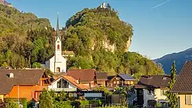 Kirche Berschis, hinten die St. Georgs-Kapelle