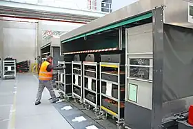 Plattform-/QS-Warenträger mit automatischer Ladungssicherung und Wetterschutz-System zur Aufnahme von bis zu 5 Ladungsträgern pro Warenträger.