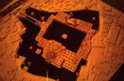 Linkes Bild: Hauptiwan und Kuppelhalle der Freitagsmoschee von QazvinRechtes Bild: Modell der Freitagsmoschee von Qazvin