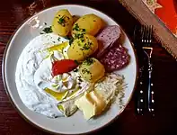 Erzgebirgische Variante: Quark mit Leinöl, Butter, Blut- und Leberwurst, Zwiebeln, Salzkartoffeln
