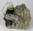 Rauchquarz und Muskovit auf Mikroklin aus der „Little Three Mine“, San Diego County, Kalifornien (Größe 6,8 cm × 6,8 cm × 2,4 cm)