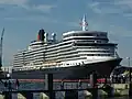 Queen Elizabeth wendet am 24. Juli 2012 auf der Innenförde in Kiel