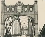 Die Königin-Luise-Brücke, die damals die litauische Stadt Panemunė mit der preußischen Stadt Tilsit verband, wurde 1937 mit Vytis geschmückt