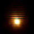 Lichtquelle zirka 25 Zentimeter neben dem Objektiv der Kamera