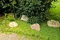 Grabsteine vom Kirchhof. Dabei einer mit der Inschrift: „Ein unbekannter Soldat Mai 1945 Habernis“. Unweit bei Flensburg lag im Mai 1945 der Sonderbereich Mürwik.