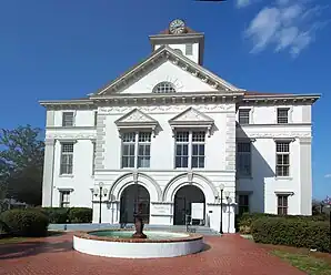 Brooks County Courthouse in Quitman (2010). Das Courthouse wurde von 1859 bis 1864 erbaut und weist Stilelemente aus der Neorenaissance  und Richardsonian Romanesque auf. Es war eines von nur zwei Courthouses in Georgia, die während des Sezessionskriegs erbaut wurden. Im Jahr 1892 durchlief das Gerichts- und Verwaltungsgebäude umfangreiche Renovierungsmaßnahmen. Im September 1980 wurde das Brooks County Courthouse in das NRHP eingetragen.