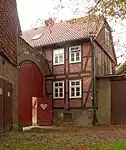 Ein Vierseithofanlage mit hohem Durchfahrtstor