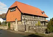 Ein typisches Wohnhaus einer Hofanlage als zweigeschossiger Fachwerkbau