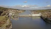 Luftbild eines Kraftwerks in einem Fluss