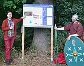 Erläuterungen durch Robert Lehmann bei der Aufstellung der dritten Tafel, 2017