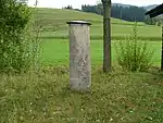 Römischer Meilenstein mit Schutzdach.