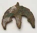 Pferdegeschirr­anhänger in Lunula-Form