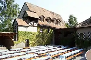 Zuschauerraum im Hof der Burg Brattenstein