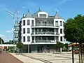 Wohn-/Geschäftshaus, mit Schaukran an der Außentreppe