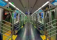 Innenraum eines 3,05 Meter breiten Fahrzeugs der Baureihe R211A der New York City Subway mit Längssitzen