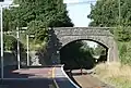 Die Regionalstraße R490 überquert am Bahnhof in Cloughjordan die Bahnschienen.