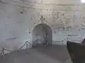 Altarnische im Kapellenraum. An den Innenwänden der Altarnische sind links und rechts Nuten für die Befestigung des Altartisches eingehauen.
