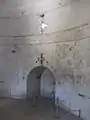 Altarnische aus einer anderen Perspektive. Über der Altarnische befindet sich ein kreuzförmiger Lichtschacht.