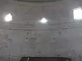 Zwei Lichtschächte und eine Luke unterhalb der Dachkuppel auf der Südseite des Kapellenraums.