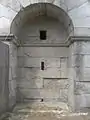 Ansicht der äußeren Bogennische, in der die beiden Lichtschächte der zentralen Gruftnische münden. An der Außenwand wohl der wahrscheinlichste Ort, der als Standplatz für eine Theoderich-Statue in Frage käme.