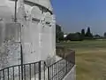 Abschnitt der Nordseite des Obergeschosses, von der Zugangsbrücke aus gesehen.