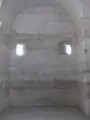 Nördliche Gruftnische (hinter der Eingangstür links) mit zwei ungleich großen Fensteröffnungen.