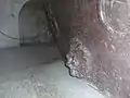 Löwenkopf am unteren Rand der Wanne, schräg von der Seite gesehen.