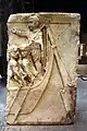 Am Kölner Rheinufer geborgenes Steinrelief, Schiffsheck mit Steuermann und Ruderknechten