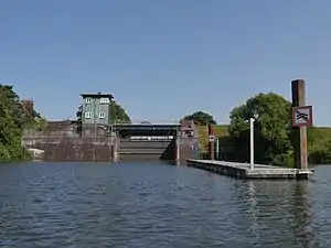 Krapphofschleuse vom Unterwasser, rechts der Ponton mit den Selbstbedienungseinrichtungen