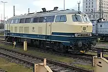 218 488-5 in ozeanblau/elfenbein, 2022 in Dresden HBf