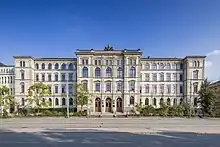 Hauptgebäude der TU Chemnitz von außen im Sommer
