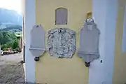 Grabplatten an der Außenmauer