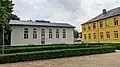 Ehemalige Turnhalle (heute Stadtbücherei), rechts die Rückansicht des ehemaligen Schulhauses (heute Rathaus)