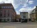 Zur Nr. 35 (links) gehörendes Eingangsgebäude