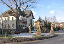 Mietvilla Dr.-Schmincke-Allee 21, am nordwestlichen Rand des Fontainenplatzes.