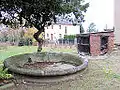 Mietvilla Carl Semper: Ziegelschuppen, davor die Springbrunnenschale