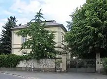 Villa Krüger, Straßenansicht mit Tor