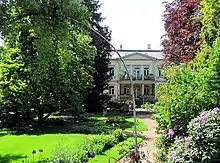 Villa Krüger, Gartenansicht vom Gartentor aus, 2014