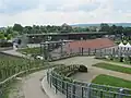 Das Gasthaus von der Rampe aus, dahinter der Glas­abgang zum Gewöl­be­keller und dann die moderne Produktion
