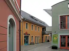 Wohn- und Geschäftshaus Sidonienstraße 2 (li.), Sidonienpassage im Hinterhof
