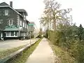 Der alte Bahnhof, jetzt ein Restaurant und die alte Bahnstrecke, jetzt ein Fuß- und Radweg