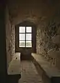 Fenster mit Bank im quadratischen Turm