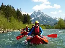 Modernes Wildwasser Schlauchboot beim Rafting auf der Iller