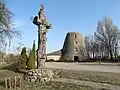 Kryžius (aut. Aleksandras Tarabilda) ir vėjo malūnas