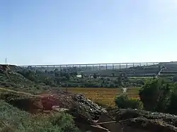 Tallandschaft bei Lutzville mit Eisenbahnbrücke