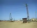 Älterer Mast in Aserbaidschan aus Stahlrohren, welche mit Drähten zusammengehalten werden
