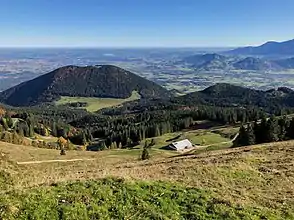 Almhütte der Rampoldalm vor dem Sulzberg