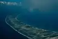 Westlicher Teil von Rangiroa, die Lagune ist rechts