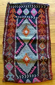 Linkes Bild: Südwestanatolischer Teppich mit leuchtenden, aber harmonischen FarbenRechtes Bild: Kurdische Zelttasche (Tschowal), ca. 1880, mit harschen synthetischen Farben