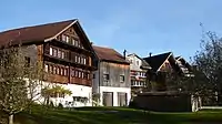 Der flache Giebelbau des Rathauses (links im Bild, Rückseite des Ge­bäudes) hat volumetrisch keine Dominanz im Ort.